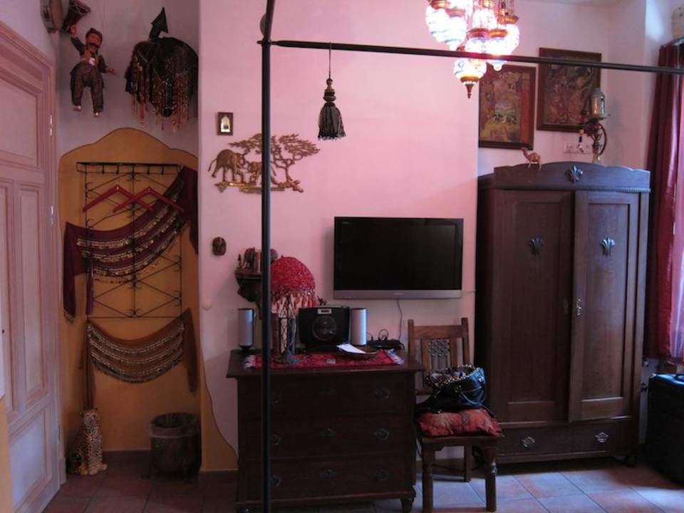 Ansicht Wand gegenüber Bett Hotel City Oase