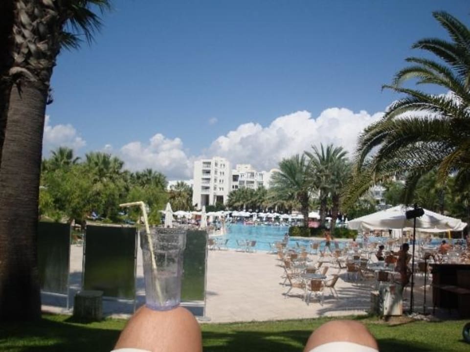 Blick über den Pool zum Haupthaus Monachus Family Resort Sorgun