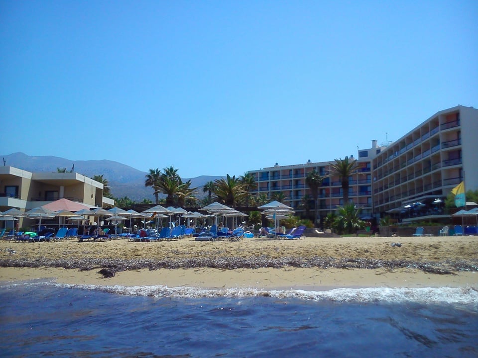 Blick vom Meer zum Hotel Calimera Sirens Beach