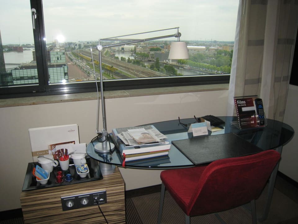 Arbeitsbereich einer Junior Suite Mövenpick Hotel Amsterdam City Centre