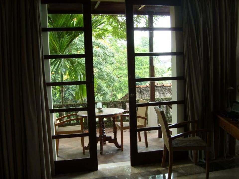 Blick vom Zimmer auf den Balkon Hotel Komaneka at Monkey Forest