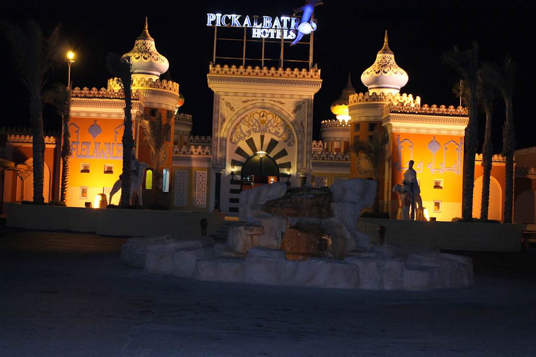 Hoteleingang am Abend  Pickalbatros Alf Leila Wa Leila Resort - Neverland Hurghada