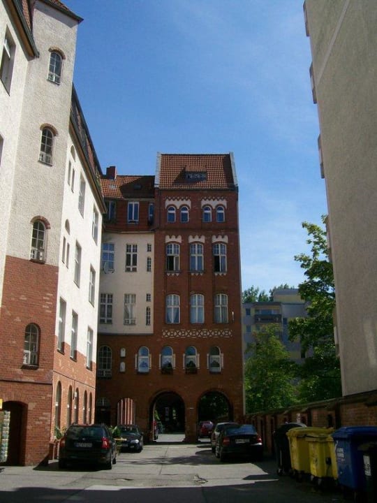 Hostel von vorne Three Little Pigs Hostel Berlin