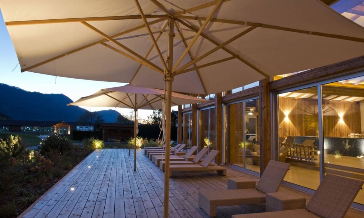 Relaxen auf dem Sonnendeck mit Bergblick Das Achental Resort