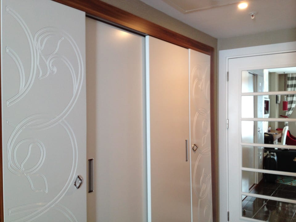 Kleiderschrank und Spiegel Vikingen Infinity Resort & Spa