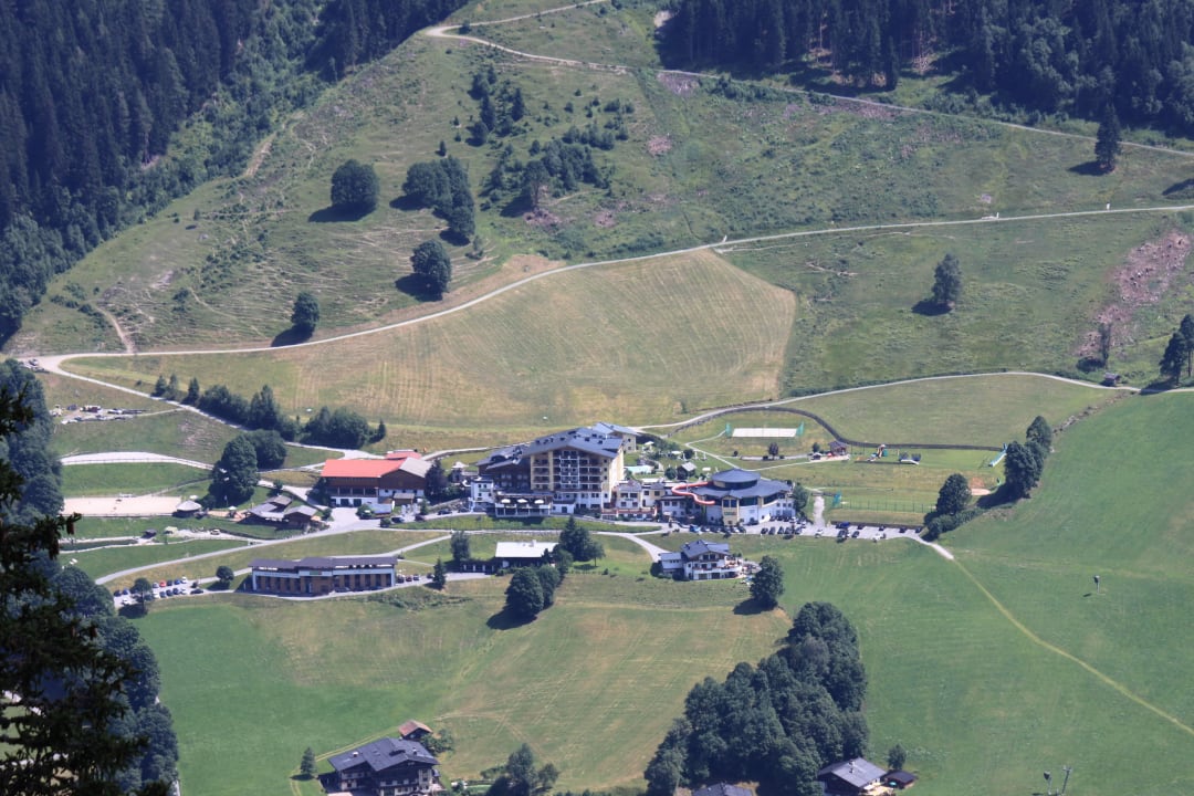 Blick vom Reiterkogel aufs Hotel Familienresort Ellmauhof – das echte All Inclusive