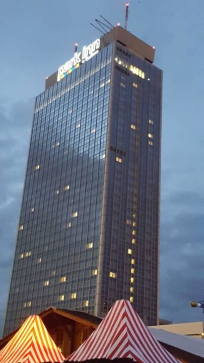 Vom Weihnachtsmarkt am Alex aus gesehen Park Inn by Radisson Berlin Alexanderplatz