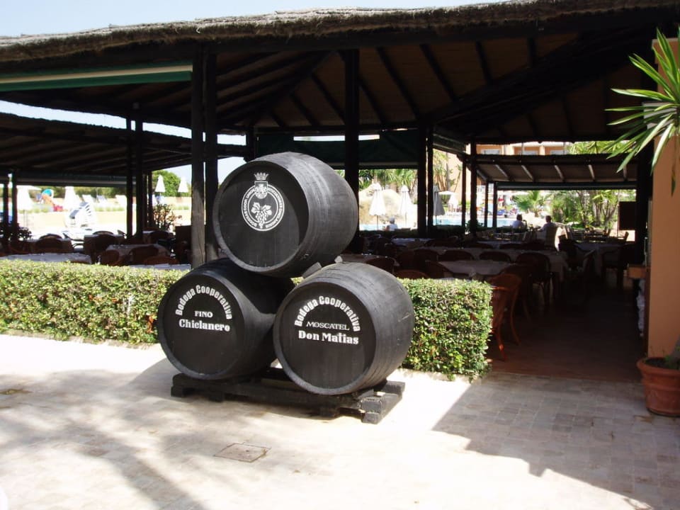 Weinfässer vor der Snackbar Hipotels Playa la Barrosa