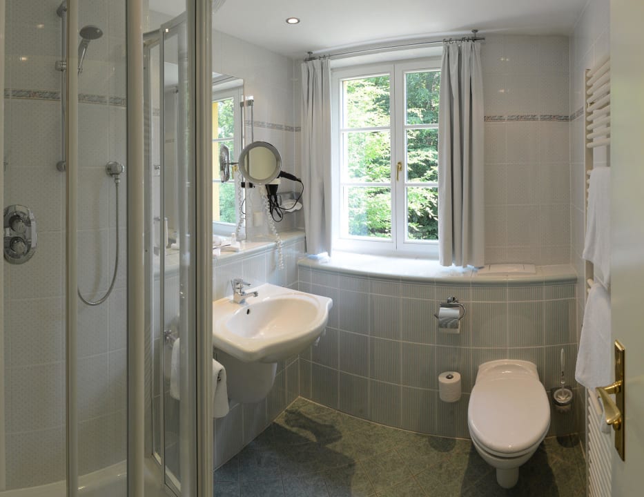 Badezimmer mit Dusche Hotel Churfuerstliche Waldschaenke