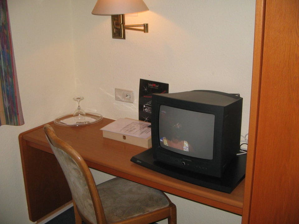 Fernseher und Sitzbereich Ambient Hotel Salzburger Hof
