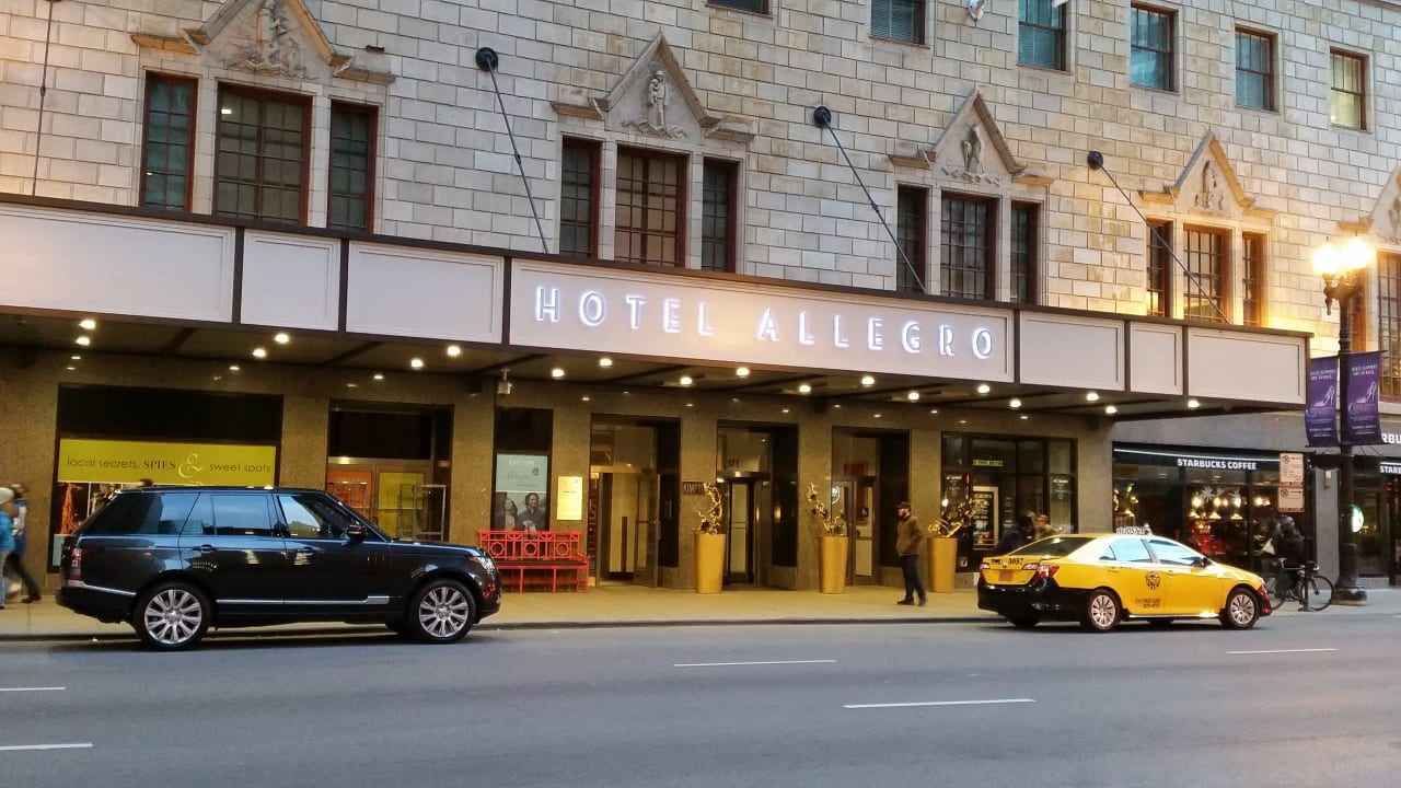 Vor dem Hotel  The Allegro Royal Sonesta Hotel Chicago Loop