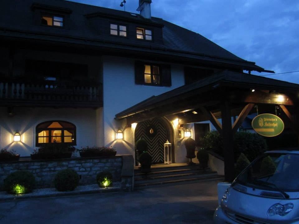 Ansicht bei Dunkelheit Friesachers Aniferhof