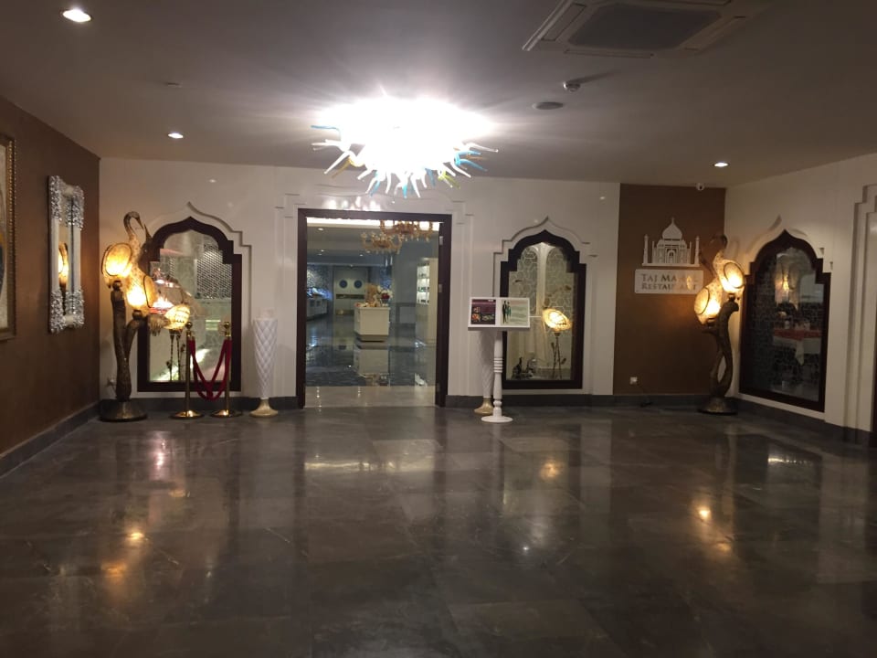 Eingang Restaurant Royal Taj Mahal Hotel