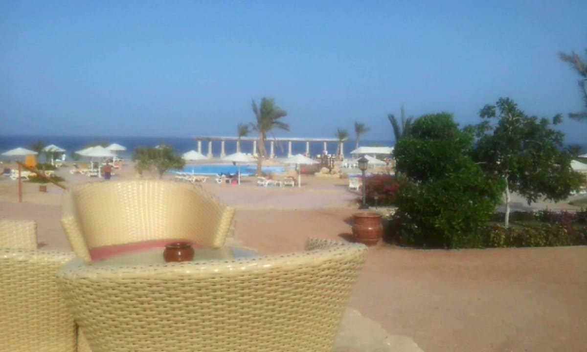 Terrasse neben Restaurant Three Corners Equinox Beach Resort