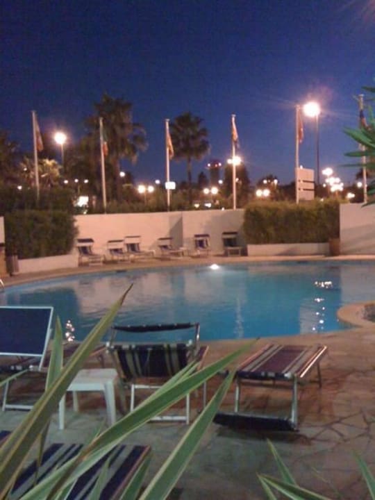 Abendliche Poolanlage Hotel Park Inn Nice