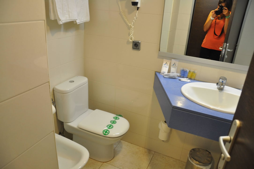 Rechts herum ist die Badewanne mit Dusche AQUA Hotel Bertran Park