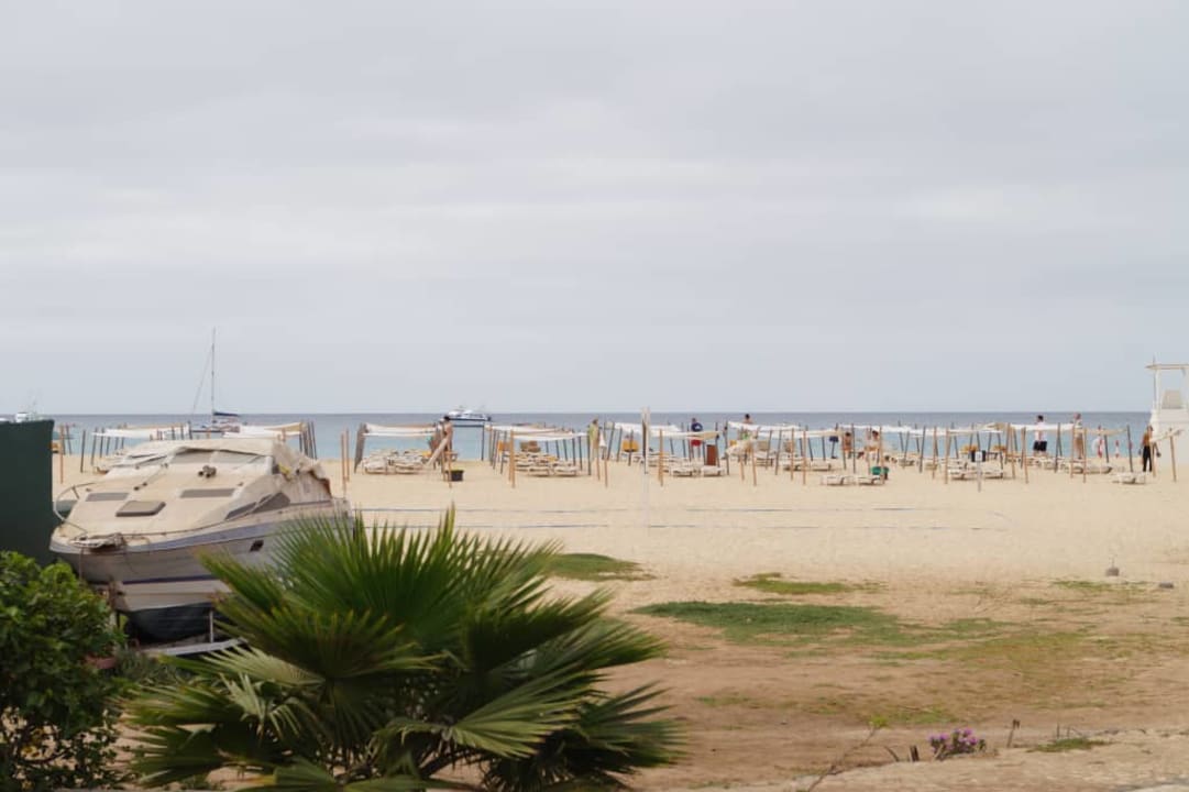 Hotelowa plaża z leżakami i parasolami Oasis Salinas Sea