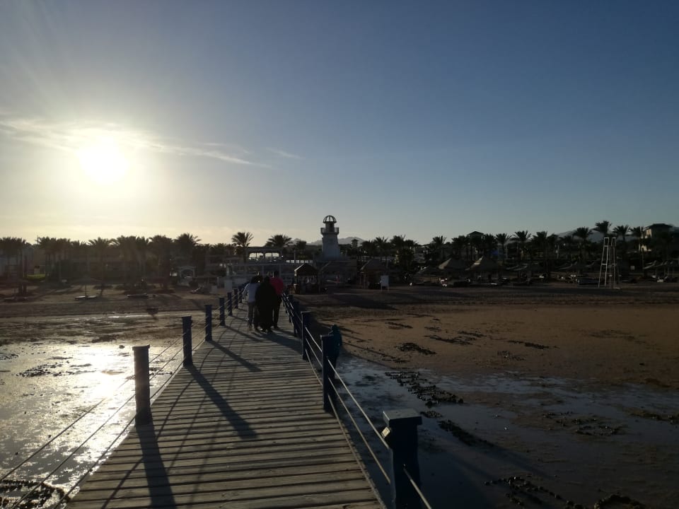 Blick vom Steg zum Hotel Coral Sea Holiday Village
