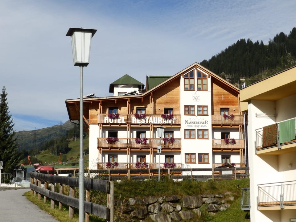 Seitenansicht des Hotels Nassereinerhof