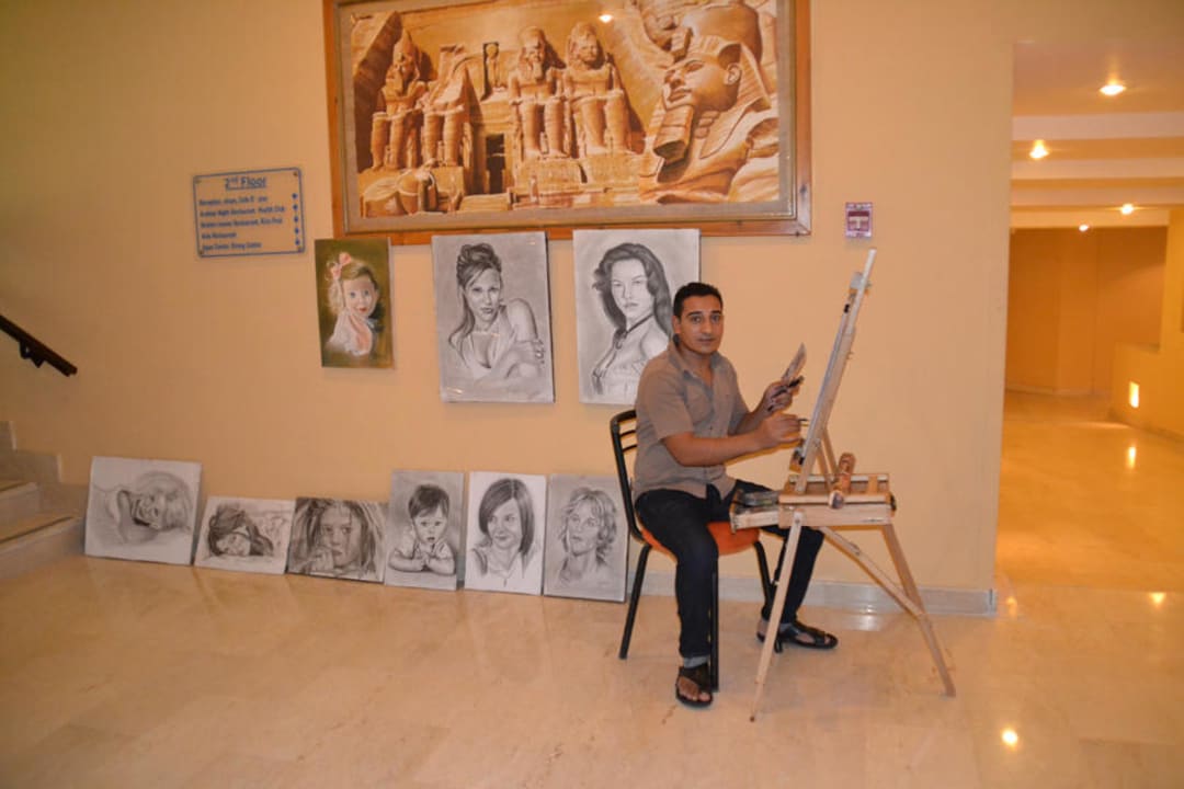 Местный художник возле ресторана отеля SUNRISE Holidays Resort (Adults Only)