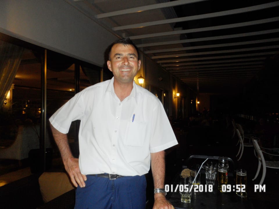 Kellner Berkel auch in der Lobbybar immer fleißig Castival Hotel