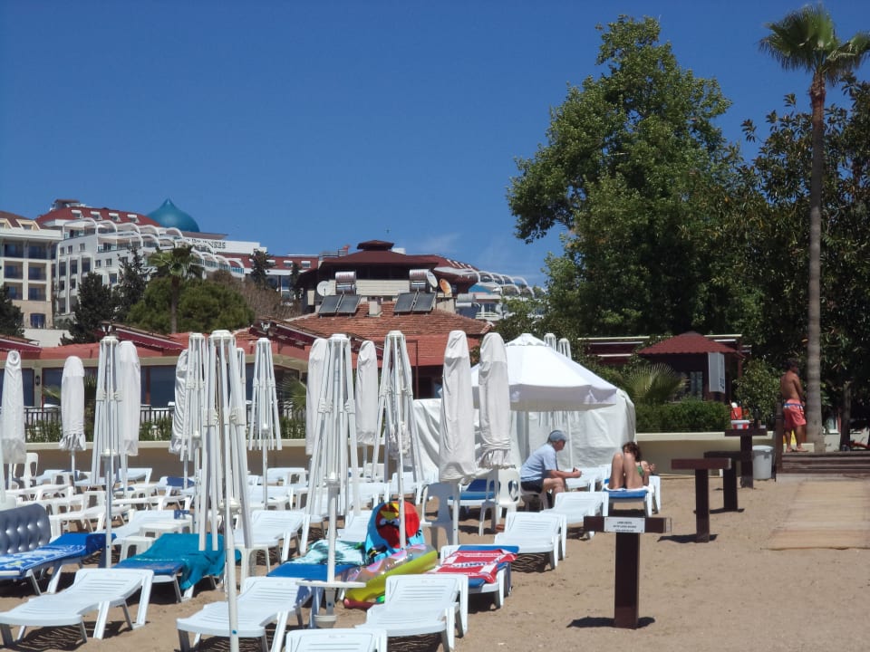 Ganz hinten steht der Beachboy Hotel Sirma