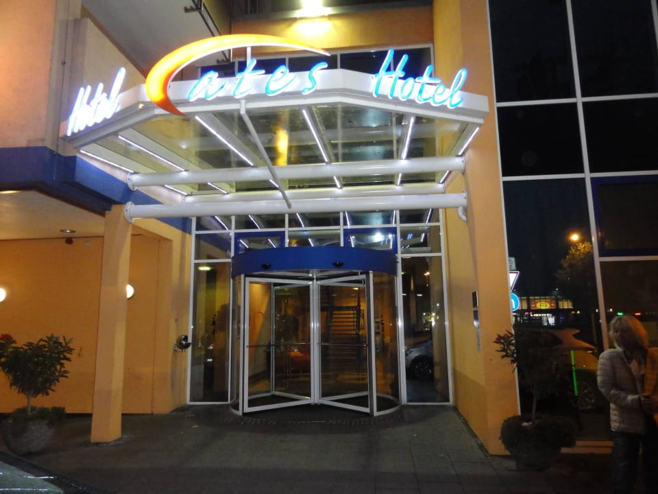 Eingang in der Nacht ates Hotel Straßburg - Kehl