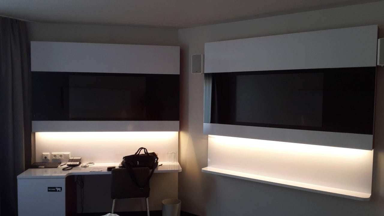 Zwei große Flachbild-TVs DORMERO Hotel Hannover