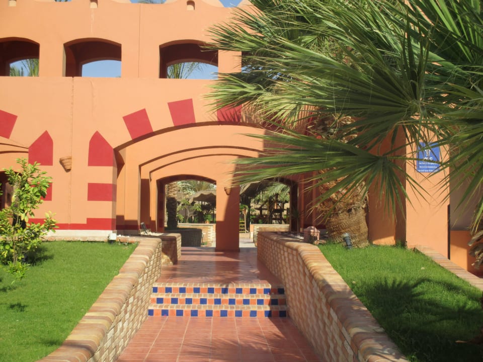 "Hintereingang" - aus Richtung Strand Jaz Makadi Oasis Resort