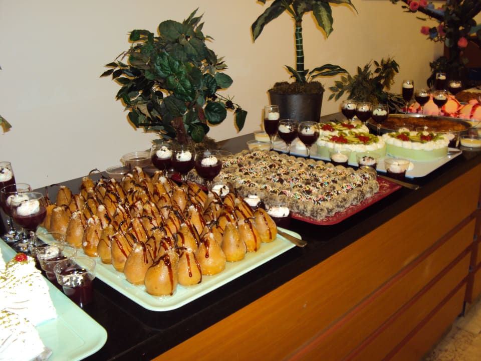 Kuchen in Hülle und Fülle Hotel Grand Efe