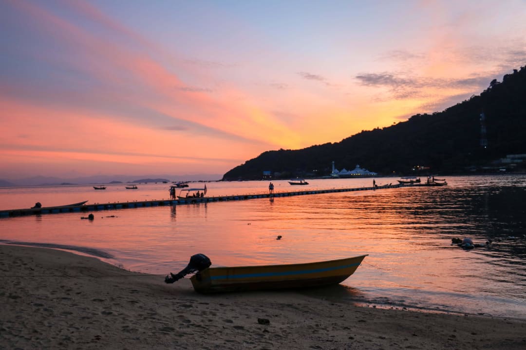 Strand und Steg vor dem Hotel The Reef Chalets Perhentian