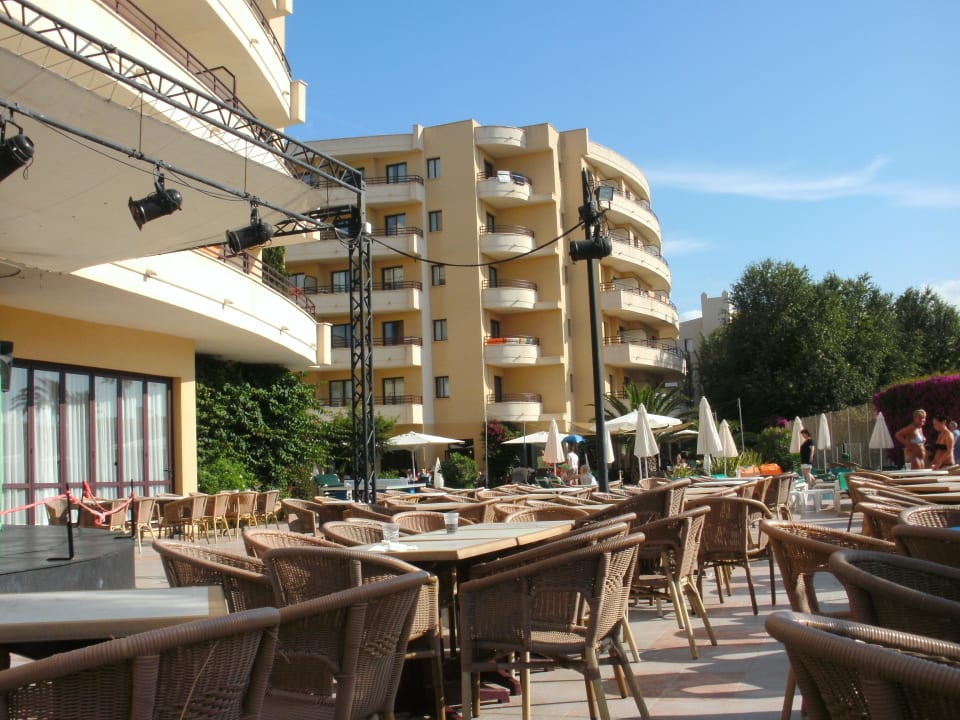 Sitzgelegenheiten am Pool und Showbühne allsun App.-Hotel Orient Beach