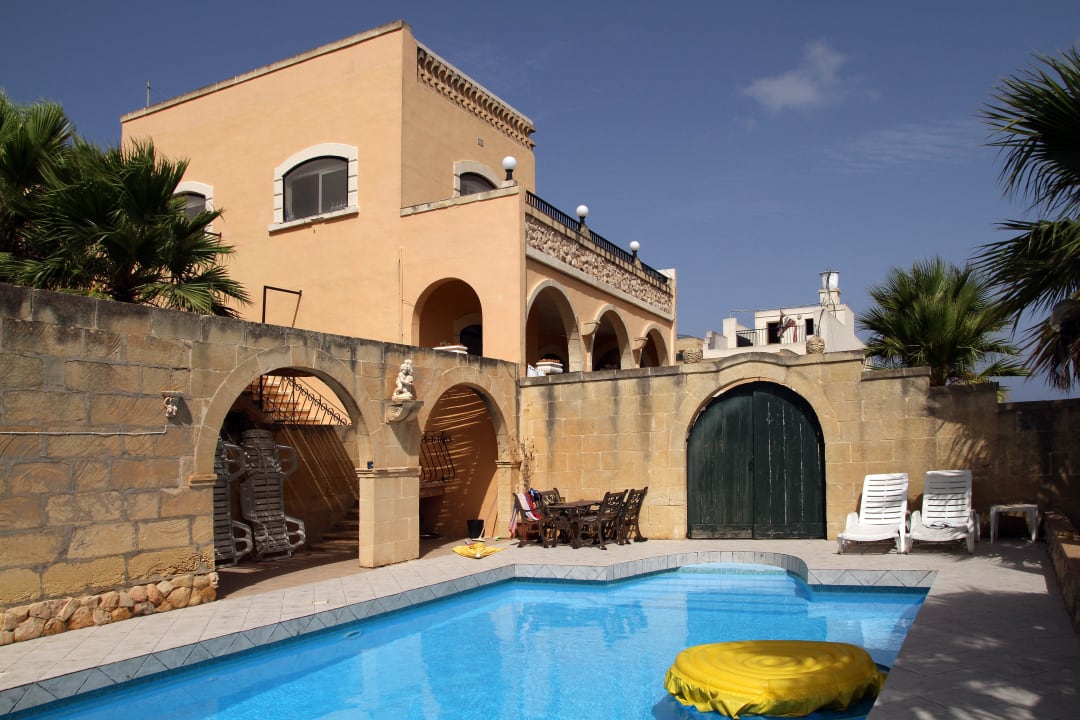 Haus vom Pool aus gesehen B&B Juuls