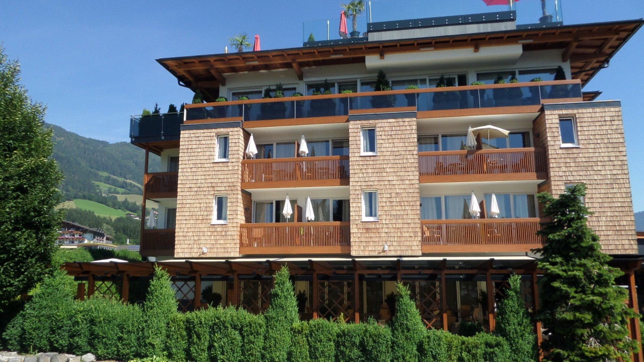 Anblick; unten Restaurant, darüber Zimmer Mia Alpina . Zillertal Family Retreat