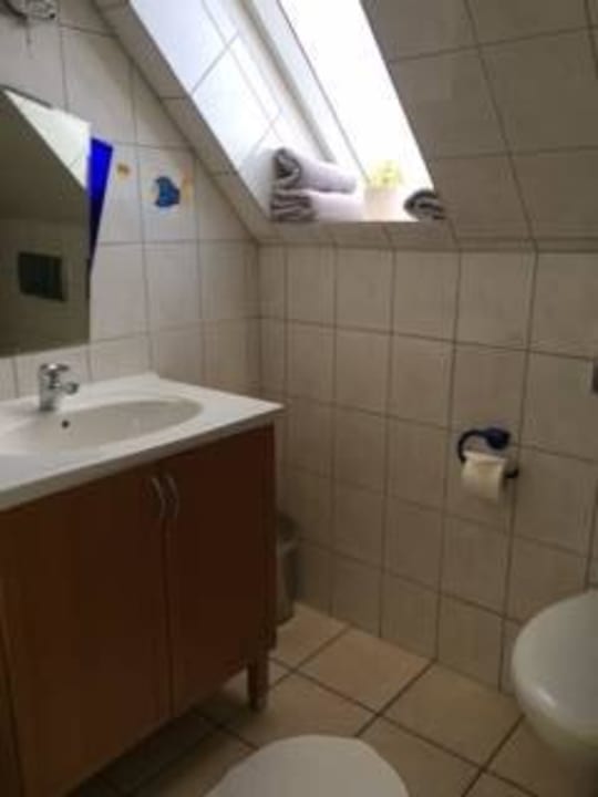 Bad mit Dusche und Fenster Gästehaus Vigliarolo