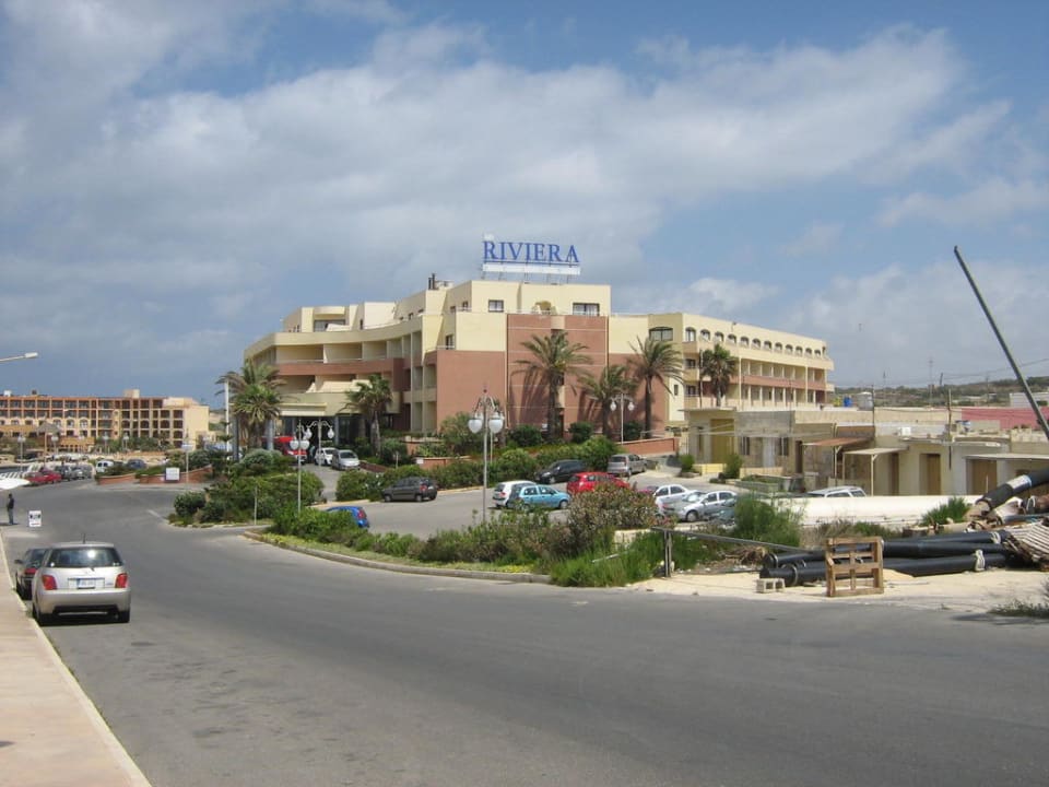 Blick von der Bushaltestelle aufs Hotel Riviera Spa Resort - Adults Only