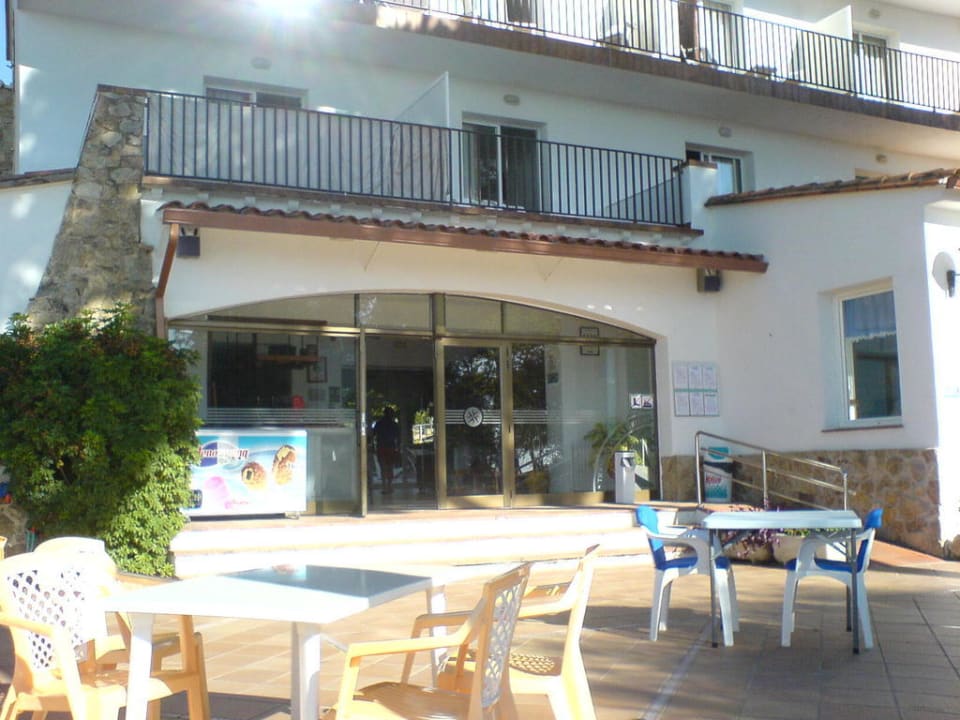 Außenbereich und Eingang zur Bar Hotel Xaloc