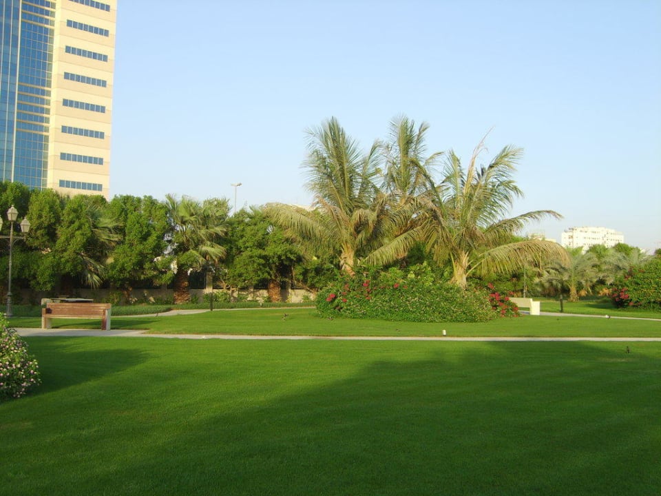 Garten vor Hotel Golden Sands Hotel Creek