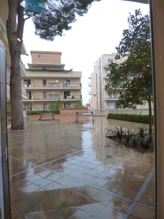 Blick auf die Terrasse bei Regenwetter MLL Palma Bay Club Resort