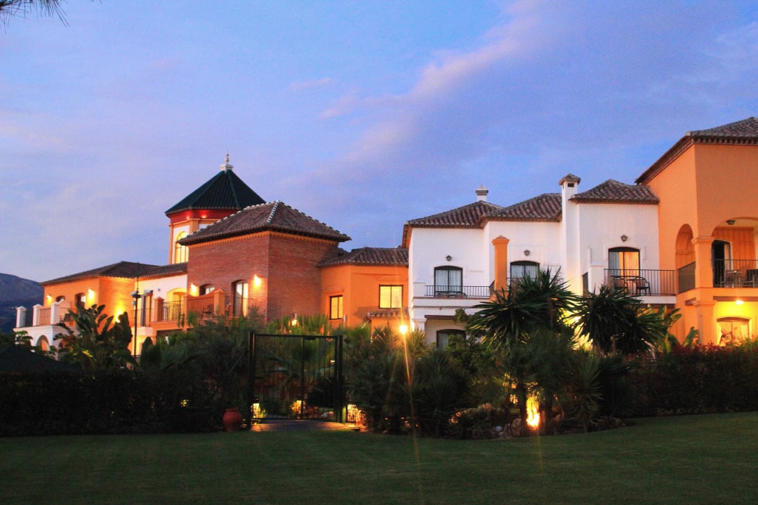 Blick auf die Zimmer, jedes mit Balkon B bou Hotel La Viñuela & Spa