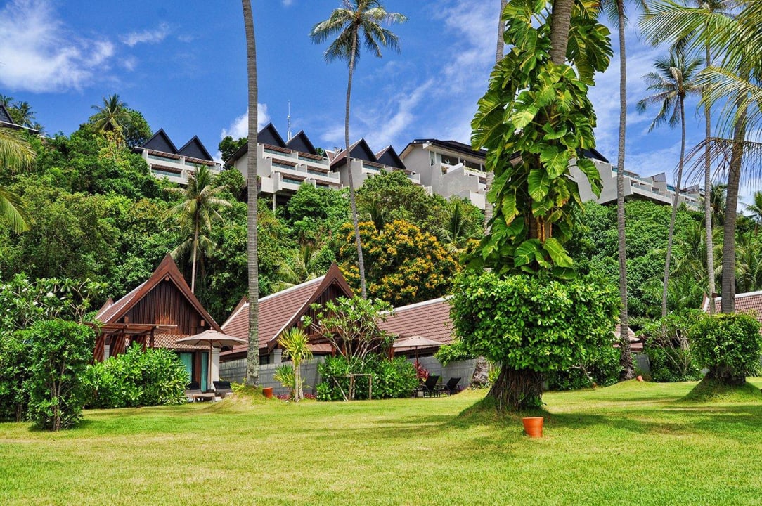 Blick vom Strand zum Hotel InterContinental Koh Samui Resort