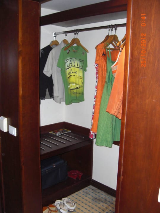 Гардероб в номере Premier Le Reve Hotel & Spa