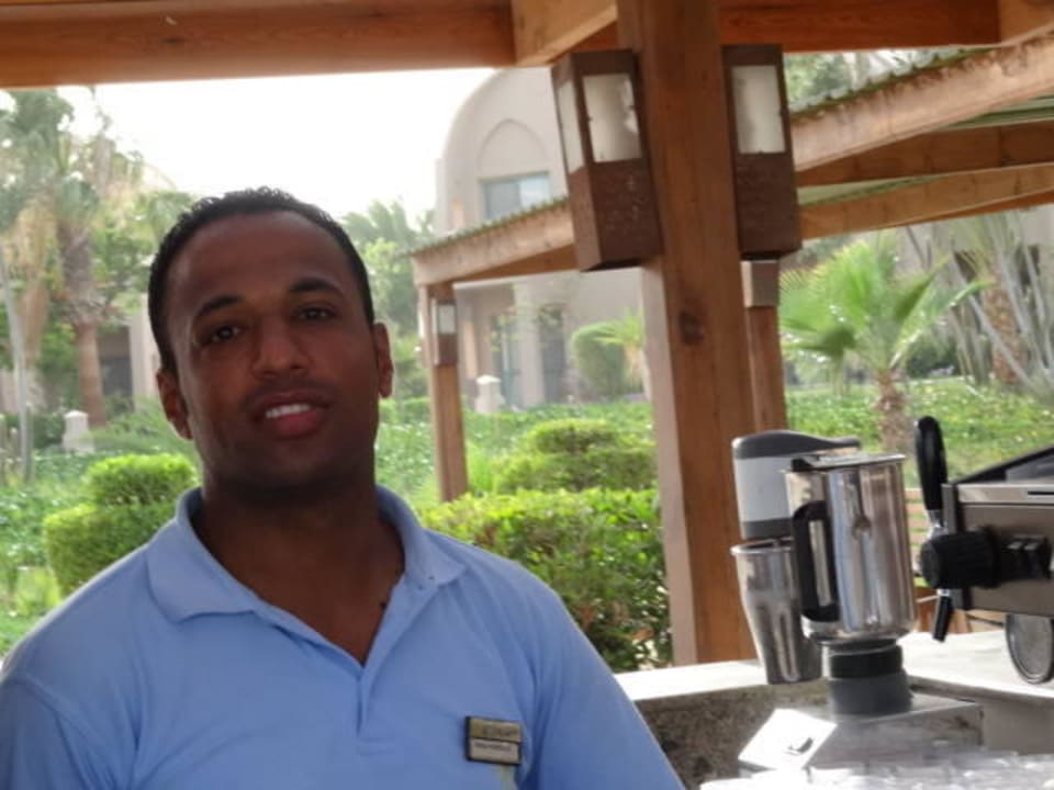 Mahmud stillt den Durst der Gäste Shams Alam Beach Resort