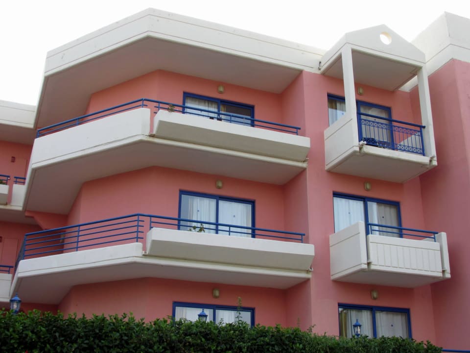 Große Balkone - leere Pflanzkübel Kresten Palace Hotel