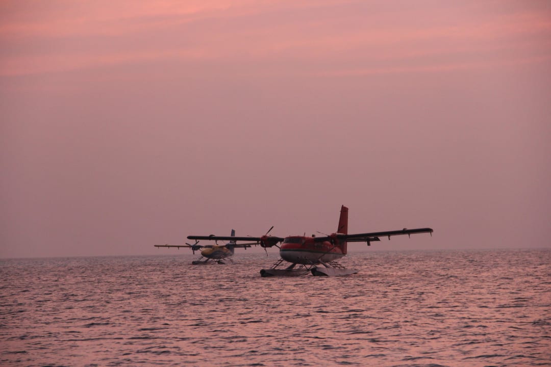 Airplane am Abend Kuredu Island Resort & Spa