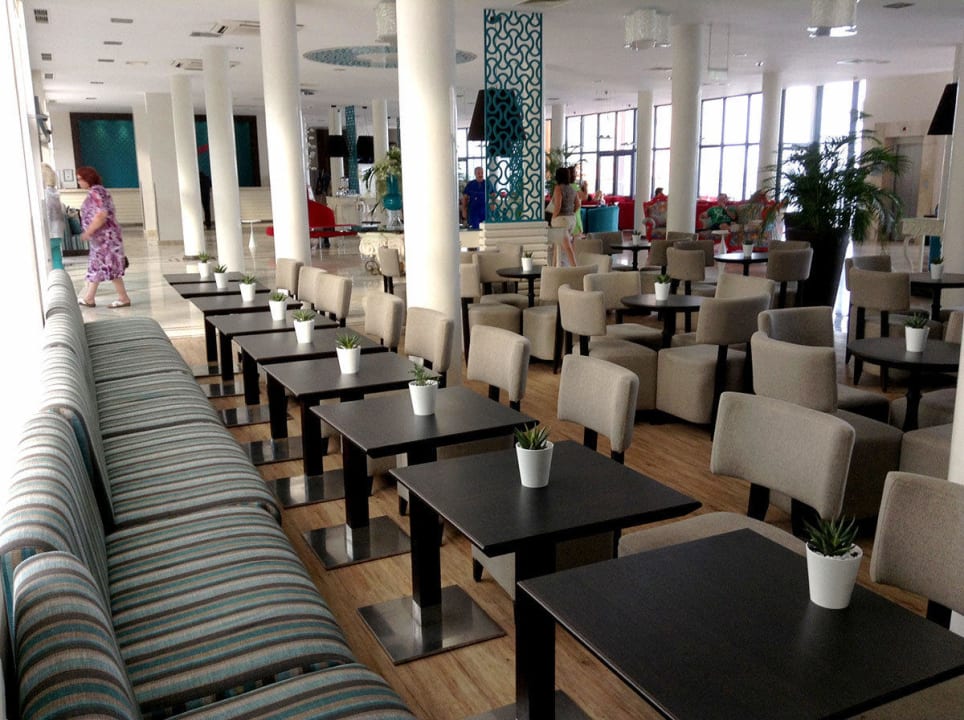 Sitzbereich in der Nähe der Bar in der Hotellobby Azalia Hotel Balneo & Spa