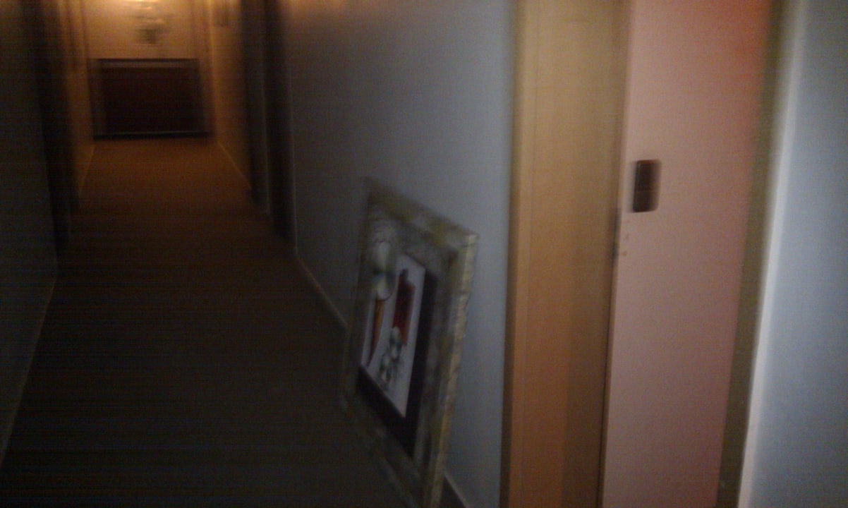 Mal hängen die Bilder im Flur, mal liegen sie... Hotel Rahlstedter Hof