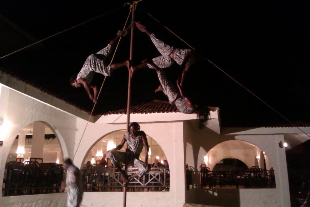Abendveranstaltung mit Akrobaten aus Ukunda Diani Sea Resort