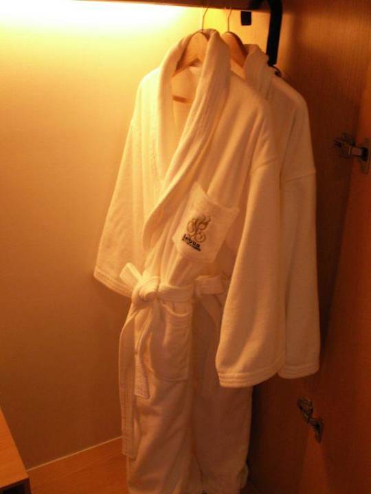 unsere Bademäntel im Schrank! Hotel Lebua At State Tower