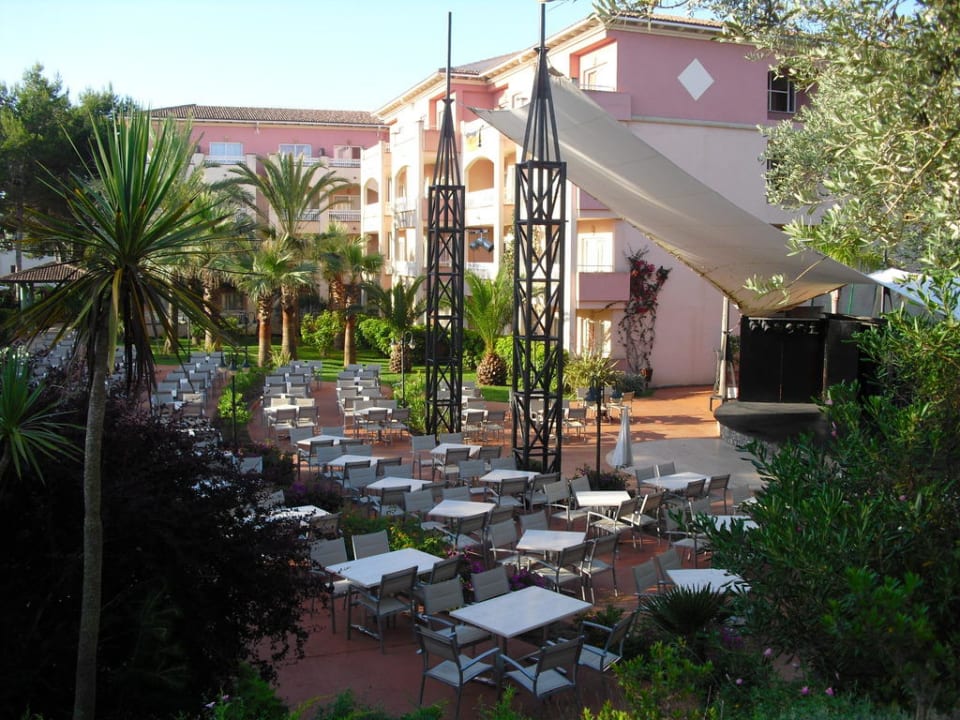 Showbühne mit Sitzplätzen Green Garden Aparthotel